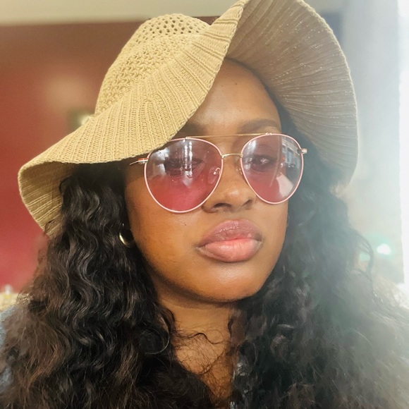 Meet your Posher, Domonique - Picture 2 of 4